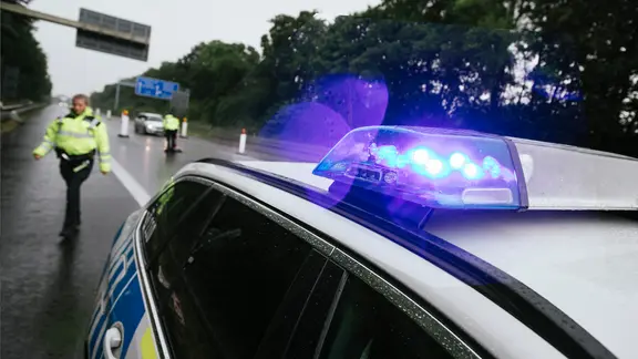 Polizeikräfte brachten den Mann auf der A7 unter Kontrolle. (Themenbild) | NDR / Julius Matuschik Die Autobahnpolizei bei der Arbeit.