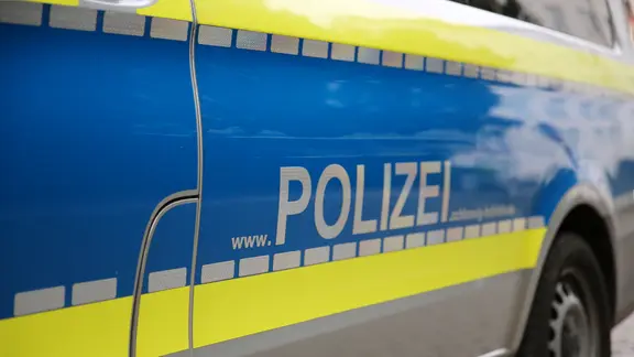 Schriftzug "www.POLIZEI.schleswig-holstein.de" steht an der Tür eines Streifenwagens der Polizei. | NDR, Pavel Stoyan Schriftzug "www.POLIZEI.schleswig-holstein.de" steht an der Tür eines Streifenwagens der Polizei.