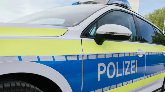 Die Aufschrift eines Einsatzfahrzeuges der Polizei. | NDR, Julius Matuschik Die Aufschrift eines Einsatzfahrzeuges der Polizei.
