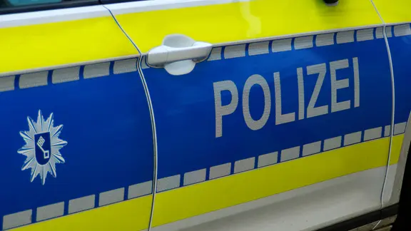 Die Tür eines Polzeiwagens der Polizei Bremen. | picture alliance/CHROMORANGE, Matthias Stolt Die Tür eines Polzeiwagens der Polizei Bremen.