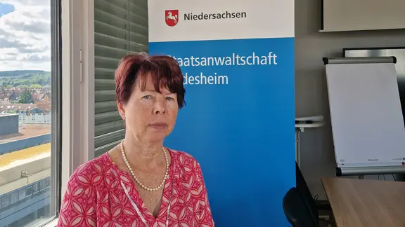 Mehrere Staatsanwalschaften suchen nach dem Polsterer, sagt Staatsanwältin Christina Wotschke. | NDR, Katja Bothe Christina Wotschke von der Staatsanwaltschaft Hildesheim.
