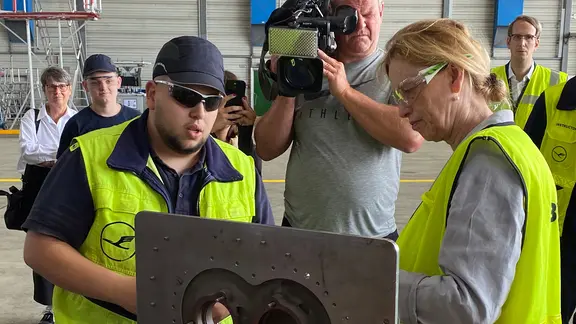 Bundesbildungsministerin Karin Prien (CDU) mit Mitarbeitern von Lufthansa Technik.