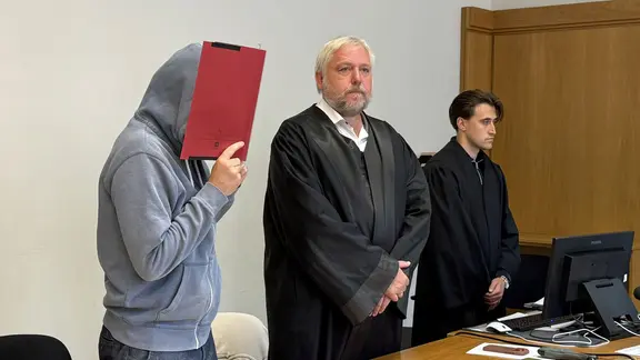 In einem Missbrauchsprozess in Hamburg vebirgt der Angeklagte sein Gesicht. | NDR, Elke Spanner In einem Missbrauchsprozess in Hamburg vebirgt der Angeklagte sein Gesicht.