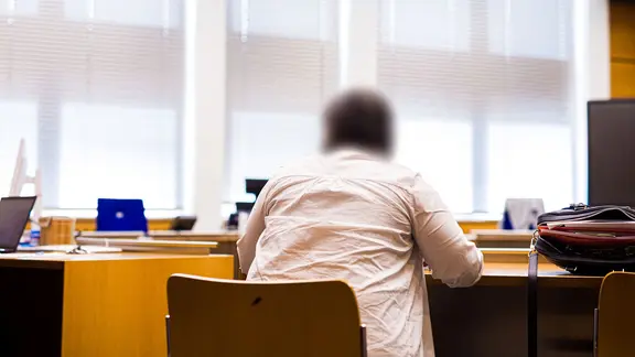 Fall Josephine R.: Eine Angeklagte sitzt in einem Saal des Amtsgerichts. | dpa, Moritz Frankenberg Fall Josephine R.: Eine Angeklagte sitzt in einem Saal des Amtsgerichts.