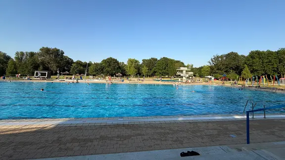 Das Freibad Raffteich in Braunschweig im Sonnenschein | NDR, Lukas Mauri Das Freibad Raffteich in Braunschweig im Sonnenschein