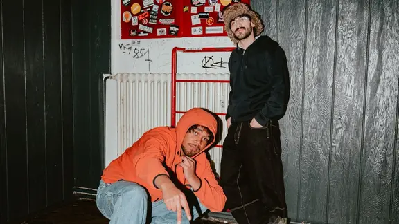Big168 und Jamieh | Linus Gerdes Zwei junge Männer vor einer beschmierten Wand