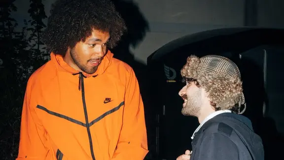 Oktay alias Big168 und Jamieh alias Jamel Zarmakoye treffen sich fast jeden Tag. | Linus Gerdes Zwei junge Männer in Großaufnahme von der Seite
