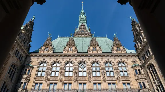 Das Hamburger Rathaus vom Innenhof gesehen. | picture alliance, Daniel Kalker Das Hamburger Rathaus vom Innenhof gesehen.