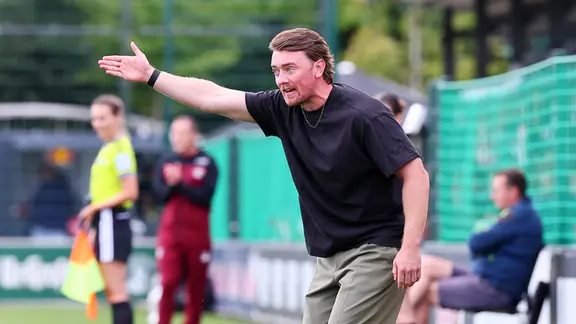 RB-Cheftrainer Jonas Stephan war nicht zufrieden mit seinen Spielerinnen. | IMAGO / Picture Point LE RB-Trainer Jonas Stephan