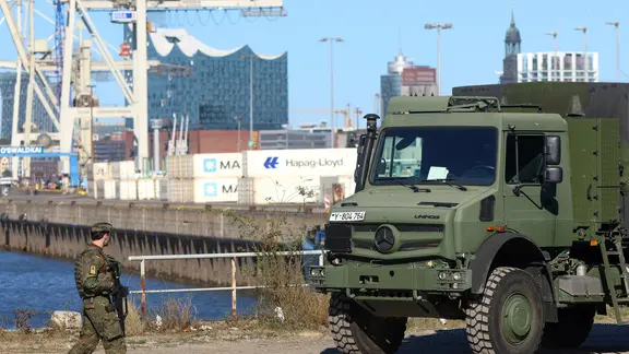 Bundeswehrsoldaten bauen einen Checkpoint im Hamburger Hafen im Einsatz auf. | dpa, Bodo Marks Bundeswehrsoldaten bauen einen Checkpoint im Hamburger Hafen im Einsatz auf.
