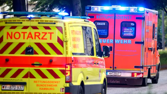 Notarzt und Krankenwagen fahren mit Blaulicht zu einem Einsatz. (Symbolfoto) | picture alliance, Maximilian Koch Notarzt und Krankenwagen fahren mit Blaulicht zu einem Einsatz. (Symbolfoto)