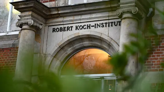 Der Eingang des Robert-Koch-Instituts | picture alliance/dpa | Philipp Znidar Der Eingang des Robert-Koch-Instituts