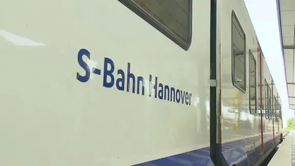Blauer Schriftzug S-Bahn Hannover auf einem weißen Bahn-Wagen, | NDR Blauer Schriftzug S-Bahn Hannover auf einem weißen Bahn-Wagen,