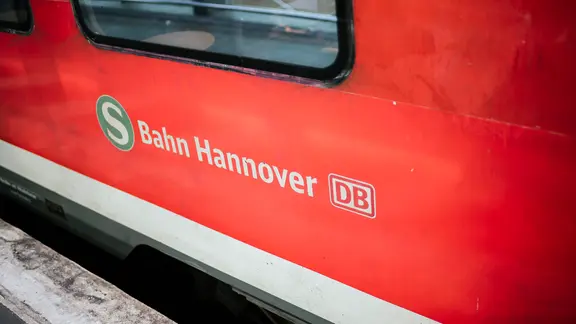 Eine S-Bahn steht an einem Bahnsteig. | NDR, Julius Matuschik Eine S-Bahn steht an einem Bahnsteig.
