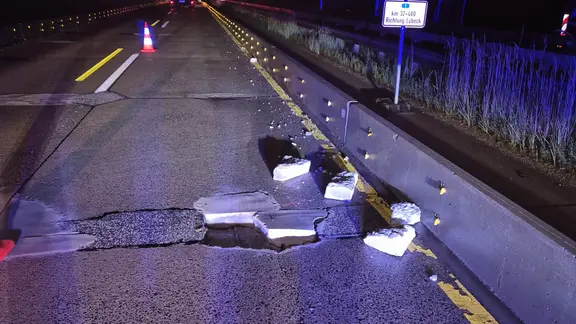 Ein Schlagloch auf der A1 zwischen dem Kreuz Bargteheide und der AS Bad Oldesloe | Polizeidirektion Ratzeburg Ein Schlgloch auf der Autobahn, abgesperrt durch Pylonen.