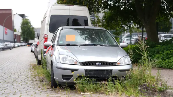 Ein nicht zugelassenes abgestelltes Fahrzeug steht in einer Straße in Altona.