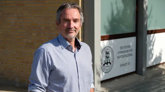 Jens Mittag ist Rektor am Deutschen Gymnasiums für Nordschleswig in Apenrade. | NDR, Christopher Chirvi Jens Mittag, Rektor des Deutschen Gymnasiums für Nordschleswig in Apenrade.