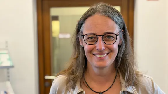 KI-Schulungen belasten die Lehrkräfte zusätzlich, sagt Kerstin Quellmann von der GEW SH. | NDR, Bastian Pöhls Kerstin Quellmann, Co-Vorsitzende der Gewerkschaft Erziehung und Wissenschaft Schleswig-Holstein (GEW SH).