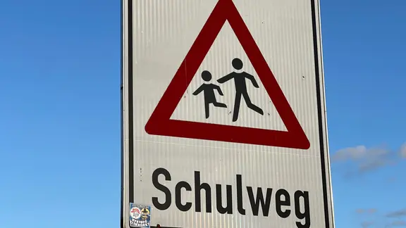 Ein Verkehrsschild zeigt das Wort "Schulweg". | NDR, Jürn-Jakob Gericke Ein Verkehrsschild zeigt das Wort "Schulweg".