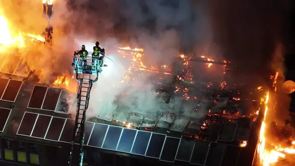Eine ehemalige Hotelanlage in Hamburg Hausbruch steht in Flammen. | TV News Kontor Eine ehemalige Hotelanlage in Hamburg Hausbruch steht in Flammen.