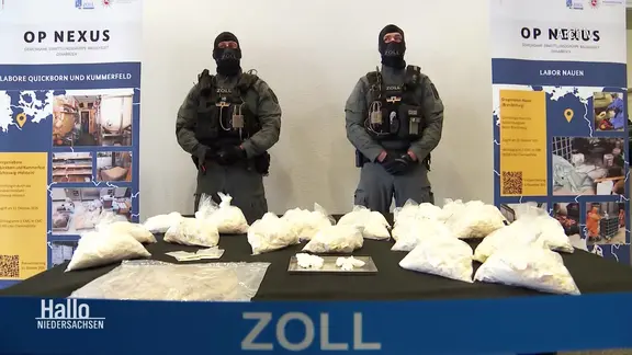 Zollbeamte bewachen sichergestellte Drogen. | Screenshot Zollbeamte bewachen sichergestellte Drogen.