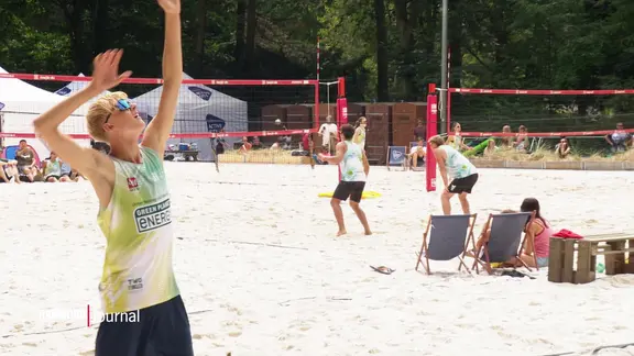 Beachvolleyball spielende Menschen im Hamburger Stadtpark. | Screenshot Beachvolleyball spielende Menschen im Hamburger Stadtpark.