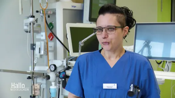 Sarina Okunek in einem Raum eines Krankenhauses. | Screenshot Sarina Okunek in einem Raum eines Krankenhauses.