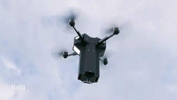 Eine Drohne steht am Himmel. | Screenshot Eine Drohne steht am Himmel.