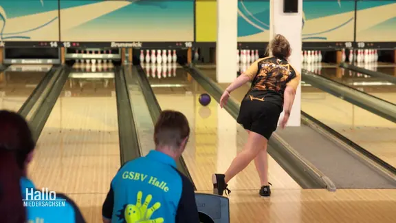 Eine Frau spielt Bowling. | Screenshot Eine Frau spielt Bowling.