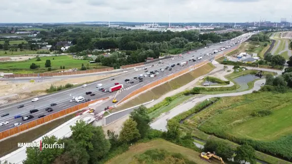 Ein Autobahnabschnitt der A26-Ost aus der Luft betrachtet. | Screenshot Ein Autobahnabschnitt der A26-Ost aus der Luft betrachtet.