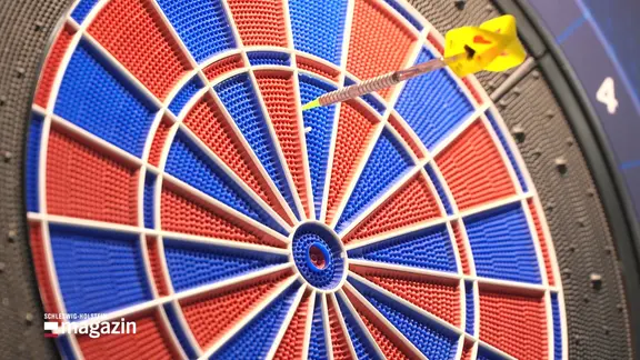 Ein Dartscheibe mit einem Pfeil | Screenshot Ein Dartscheibe mit einem Pfeil