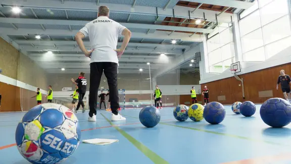 In einer Sporthalle wird Handball trainiert | Screenshot In einer Sporthalle wird Handball trainiert