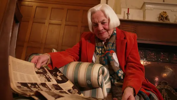 Karin Lieneweg schaut in ein altes Filmmagazin | Screenshot Karin Lieneweg schaut in ein altes Filmmagazin
