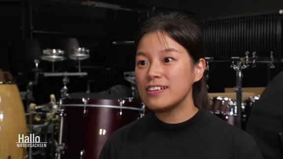 Schlagzeugerin Pao Tseng im Interview | Screenshot Schlagzeugerin Pao Tseng im Interview