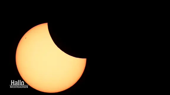 Nahaufnahme der Sonne bei einer partiellen Sonnenfinsternis | Screenshot Nahaufnahme der Sonne bei einer partiellen Sonnenfinsternis