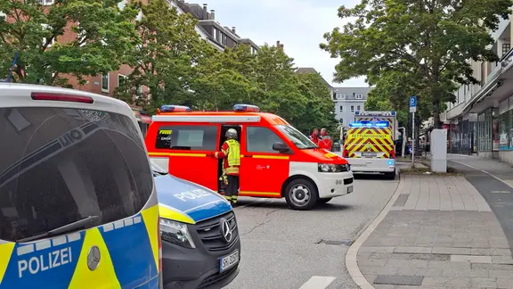 Die Einsatzkräfte sperrten den Dreiecksplatz in Kiel weiträumig ab. | NDR, Carsten Salzwedel Einsatzfahrzeuge auf dem Kieler Dreiecksplatz