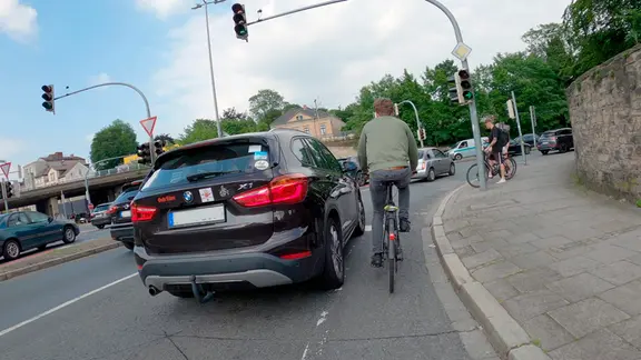 Beim Überholen müssen Autofahrer*innen innerorts mindestens 1,5 Meter Seitenabstand zu Radfahrenden einhalten. Doch auf schmalen Radstreifen, wie hier am Osnabrücker Wallring, kommt es zu gefährlich engen Überholmanövern. | NDR/Güven Purtul Beim Überholen müssen Autofahrer*innen innerorts mindestens 1,5 Meter Seitenabstand zu Radfahrenden einhalten. Doch auf schmalen Radstreifen, wie hier am Osnabrücker Wallring, kommt es zu gefährlich engen Überholmanövern.