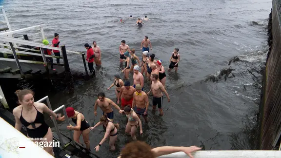 Mehrere Menschen beim "Anbaden" an Neujahr | NDR, NDR Screenshot Mehrere Menschen beim "Anbaden" an Neujahr