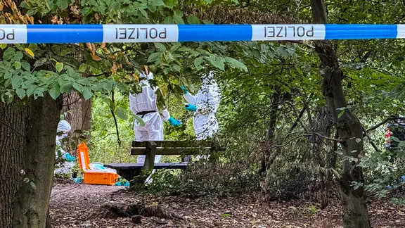 Polizeibeamte in weißen Overalls suchen nach Spuren nach einem Leichenfund am Silbersee. | Amadeus Satorius Polizeibeamte in weißen Overalls suchen nach Spuren nach einem Leichenfund am Silbersee.