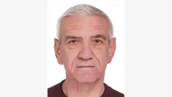 Ein Mann mit kurzen, grauen Haaren und einem roten Pullover. Er ist tot. | Polizei Hannover Ein Mann mit kurzen, grauen Haaren und einem roten Pullover. Er ist tot.