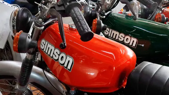 Werkstatt mit zahlreichen Simson-Mopeds | IMAGO / Steffen Schellhorn Werkstatt mit zahlreichen Simson-Mopeds