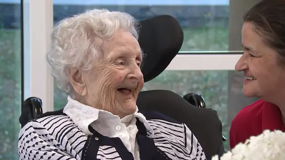 Eine Seniorin lacht | MITTELDEUTSCHER RUNDFUNK Eine Seniorin lacht