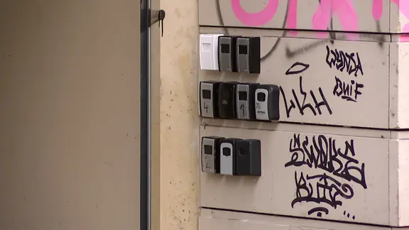 Schlüsselboxen an einer Häuserwand | MITTELDEUTSCHER RUNDFUNK Schlüsselboxen an einer Häuserwand