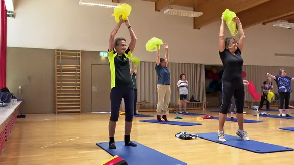 Seit Kindesbeinen an liebt die fast 100 Jahre alte Annelies Lippmann Bewegung. | MITTELDEUTSCHER RUNDFUNK Seniorinnen beim GESUNDHEITSSPORT