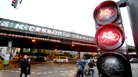 Die Sternbrücke ist eine diagonal über die Straßenkreuzung Max-Brauer-Allee/Stresemannstraße führende Eisenbahnbrücke in den Hamburger Stadtteilen Altona-Altstadt und Sternschanze. | picture alliance / PublicAd | Mirko Hannemann, Mirko Hannemann Die Sternbrücke ist eine diagonal über die Straßenkreuzung Max-Brauer-Allee/Stresemannstraße führende Eisenbahnbrücke in den Hamburger Stadtteilen Altona-Altstadt und Sternschanze.