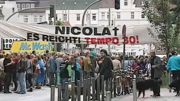 Die Protestierenden bleiben beharrlich. Die Polizei unternimmt mehrere erfolglose Räumungsversuche. | NDR In der Stresemannstraße protestieren Anwohner nach dem Tod der neunjährigen Nicola.