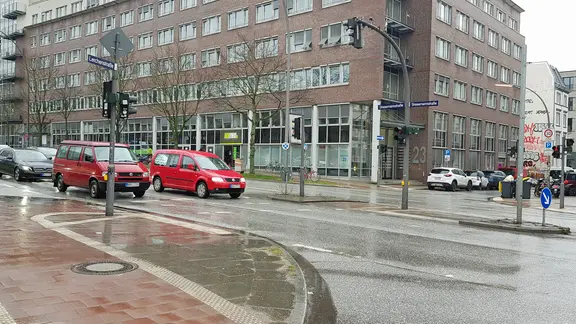 Die Kreuzung Stresemannstraße/Bernstorffstraße ist damals Ausgangspunkt für Demontrationen - in Hamburg und deutschlandweit. | NDR / Jochen Lambernd Kreuzung Stresemannstraße / Bernstorffstraße / Juliusstraße in Hamburg (2024)