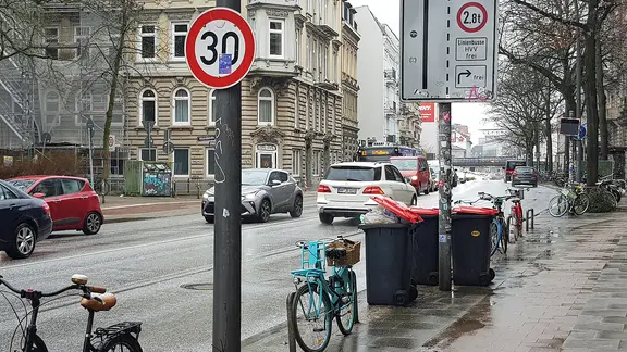 Ein Tod und seine Folgen: An der Unfallstelle ist eine Tempo-30-Zone eingerichtet. | NDR / Jochen Lambernd Tempo-30-Zone auf der Stresemannstraße in Hamburg (2024)