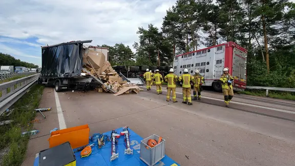 Rettungskräfte bei einem Unfall auf der A1 bei Stuhr | Nord-West-Media TV Rettungskräfte bei einem Unfall auf der A1 bei Stuhr