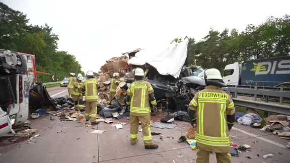 Rettungskräfte bei einem Unfall auf der A1 bei Stuhr. | Nord-West-Media TV Rettungskräfte bei einem Unfall auf der A1 bei Stuhr.